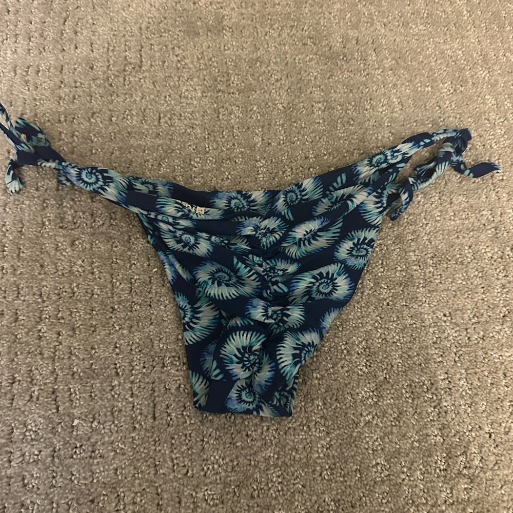 Fused Hawaii shell aloha bottom